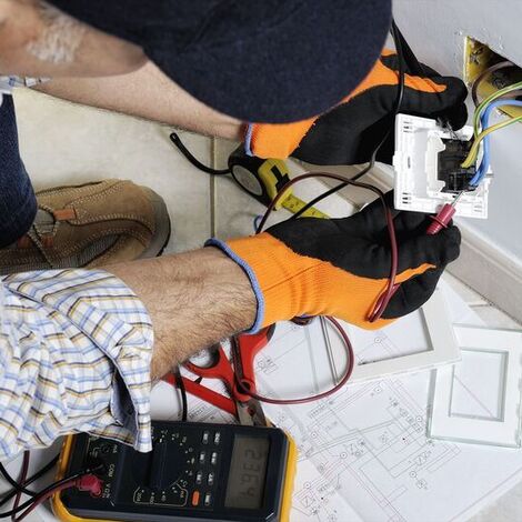 コンセントの設置を行うスタッフ